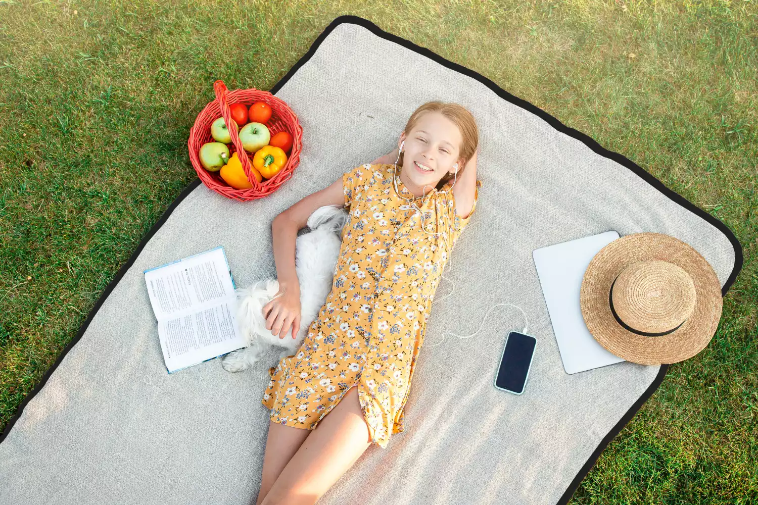 outdoor blanket picnic